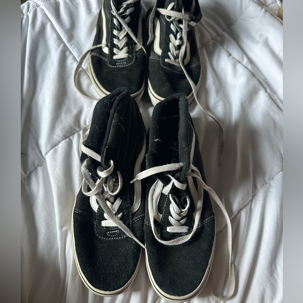 Vans youth 6.5. 2 pairs
